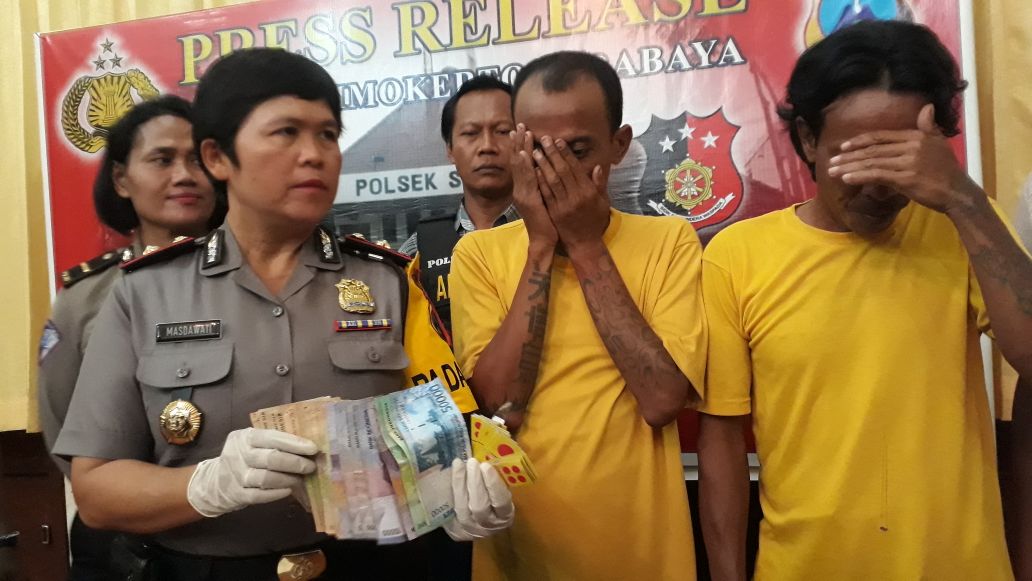 Asyik Judi, 2 Warga Kedinding Lor di Bekuk.