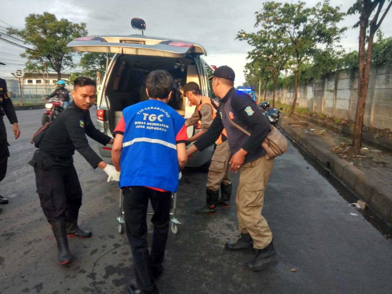 Diduga Korban Jambret, Pasutri ini Terkapar di Jalan.