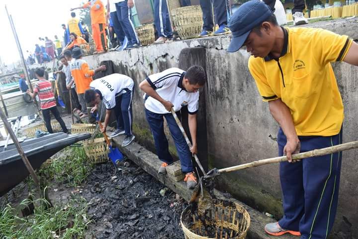 Dalam Rangka Hari PSN, Walikota Pasuruan Bersihkan Sampah Pesisir