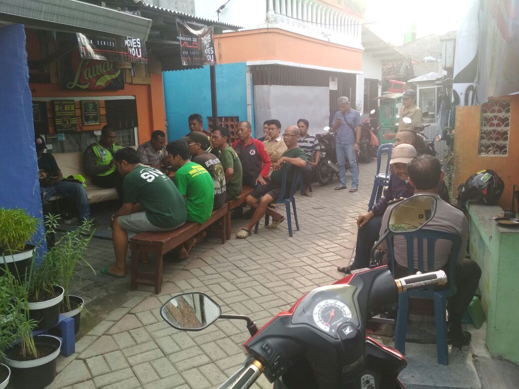 Jajaran Polsek Sawahan Nobar di Base Camp Bonek Holyghost