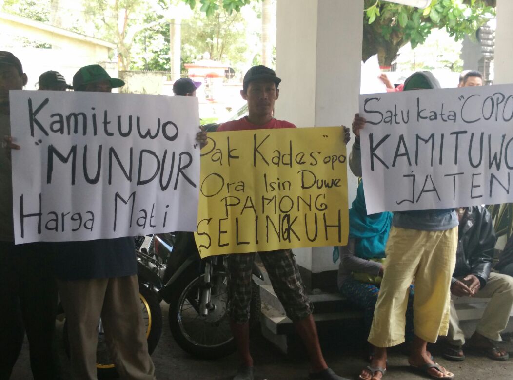 Selingkuhi Istri Anggota TNI, Kasun Jaten, Wonodadi Blitar di Demo Warga.