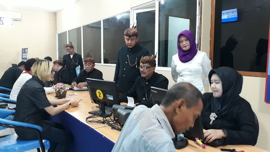 Peringati Hari Kartini, Polwan Satpas Colombo Polrestabes Surabaya Berkebaya.