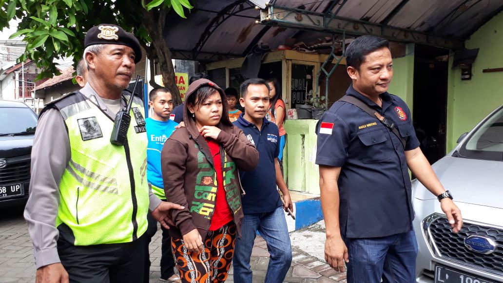 Pembunuh Suami Karena Cemburu, Sempat Pingsan Saat di Rekontruksi.