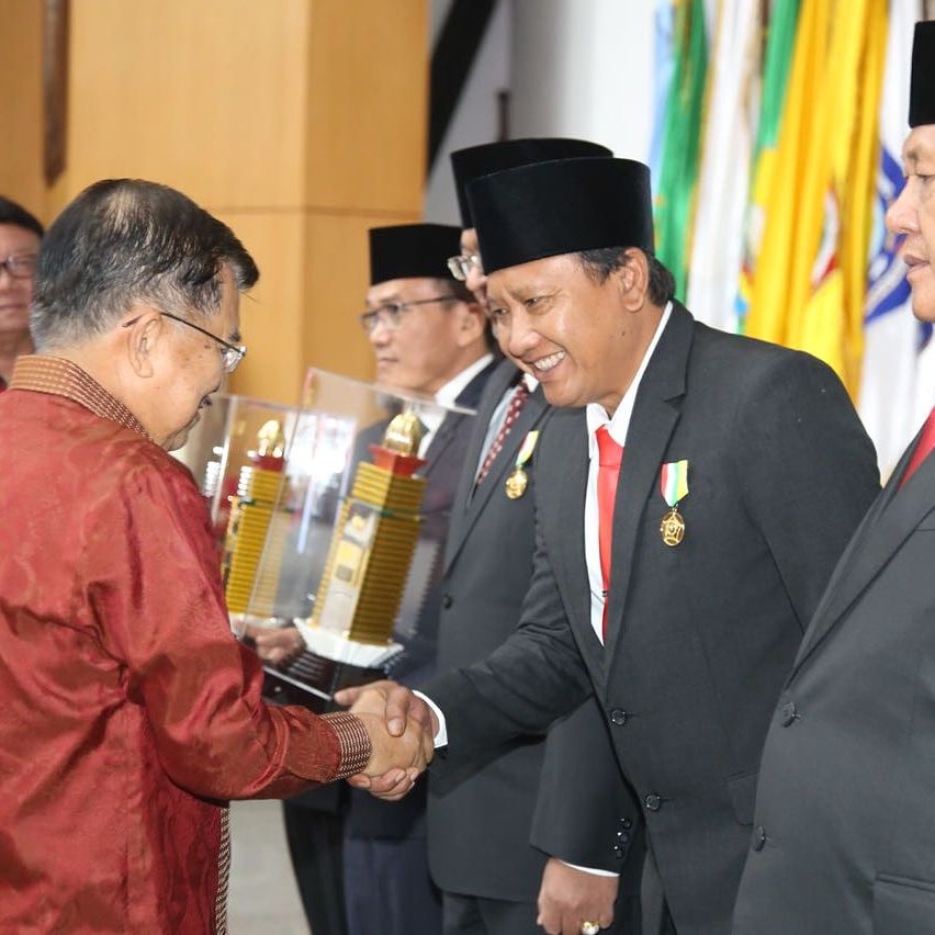 Irsyad Yusuf Terima Penghargaan Satyalancana Karya Bhakti Nugraha.