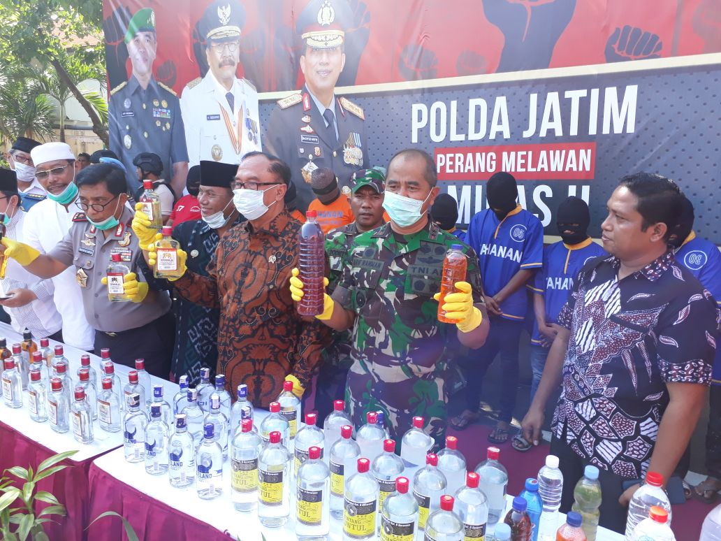 Kapolda Jatim Kembali Ingatkan Jajarannya, Tindak Tegas Penjual dan Produsen Miras Oplosan.