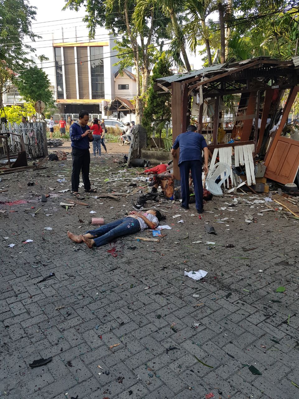 Akibat Bom Bunuh Diri di 3 Gereja, 9 Meninggal Dunia 40 Luka-Luka.