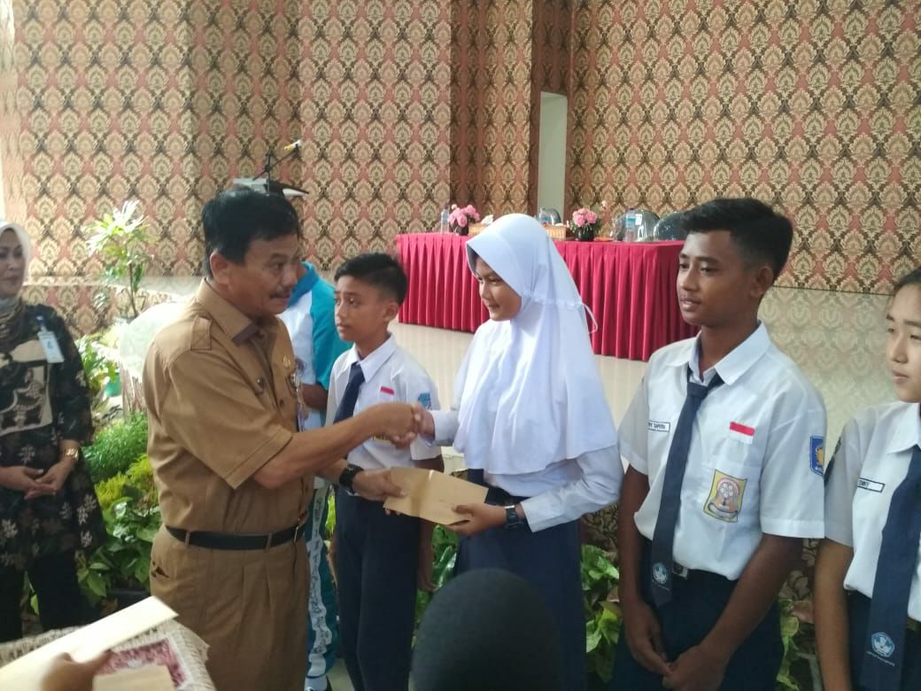 PJ Walikota Tanjungpinang, Bagikan KIP Pada 2.100 Siswa SD dan 1.008 Siswa SMP.