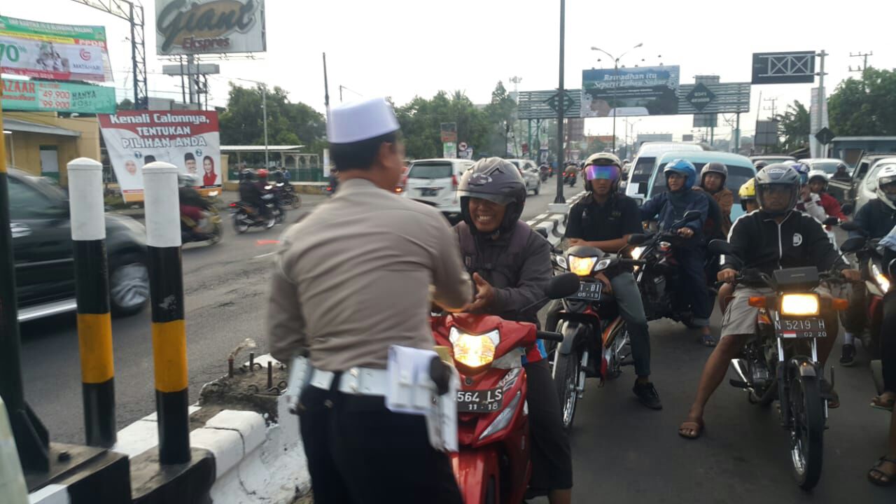 Unit Turjawali Malang, Bagikan 200 Paket Takjil di Pertigaan Karanglo.