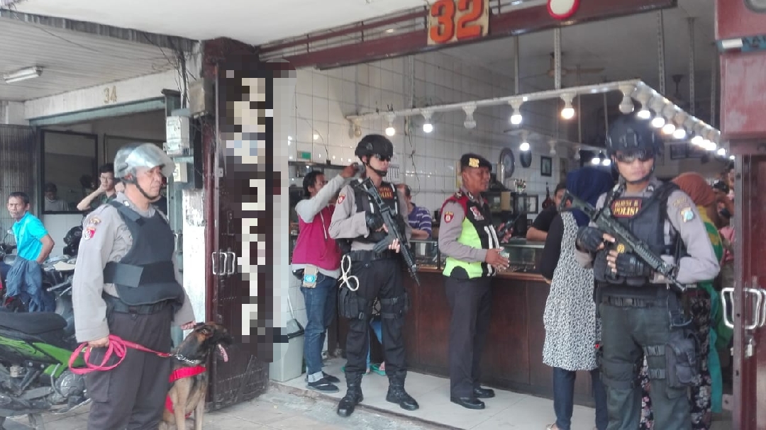 Tak Mau Kecolongan, Pam Obvit Amankan Mall Dan Toko Emas