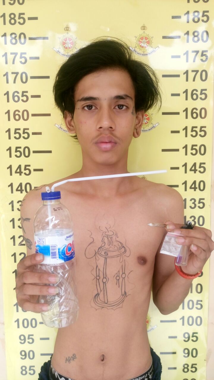 Asyik Nyabu, Pemuda Ini di Grebek Polisi.