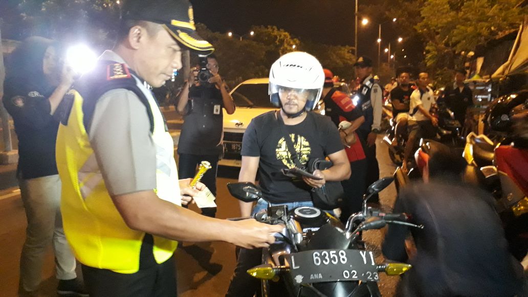 Antisipasi Kejahatan Jalanan, Polrestabes Surabaya Bersama Pom TNI dan Satpol PP, Sekat Akses Suramadu.