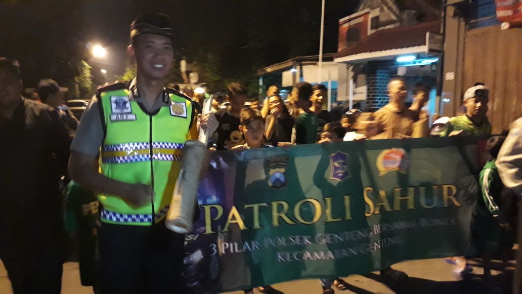 Bonek Peneleh Patrol Sahur Bareng Kapolsek Genteng.