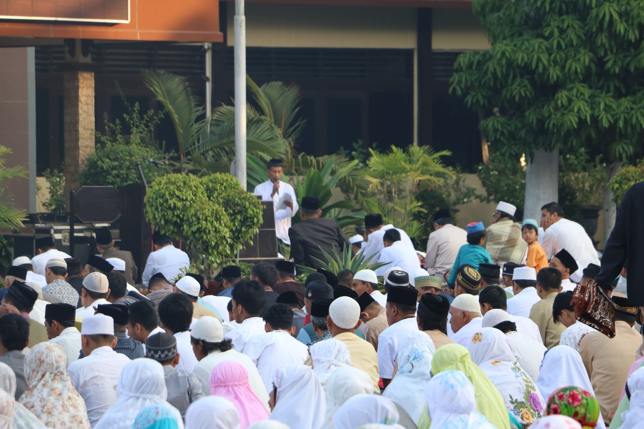 AKBP Yade Setiawan Ujung Sholat Ied Bersama Warga di Mapolres Malang.