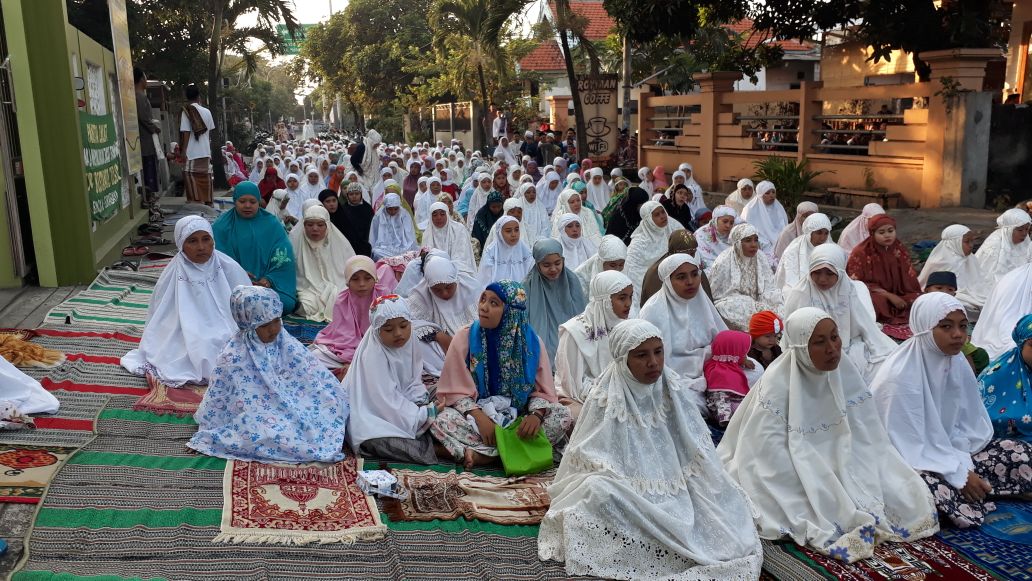 Khusuknya Warga Bungkal Saat Sholat Ied di Masjid Bustanul Ulum.