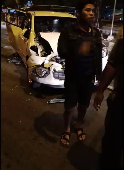 Agya Asal Denpasar Ringsek Karena Kecelakaan, Truck Penabrak Melarikan Diri. 