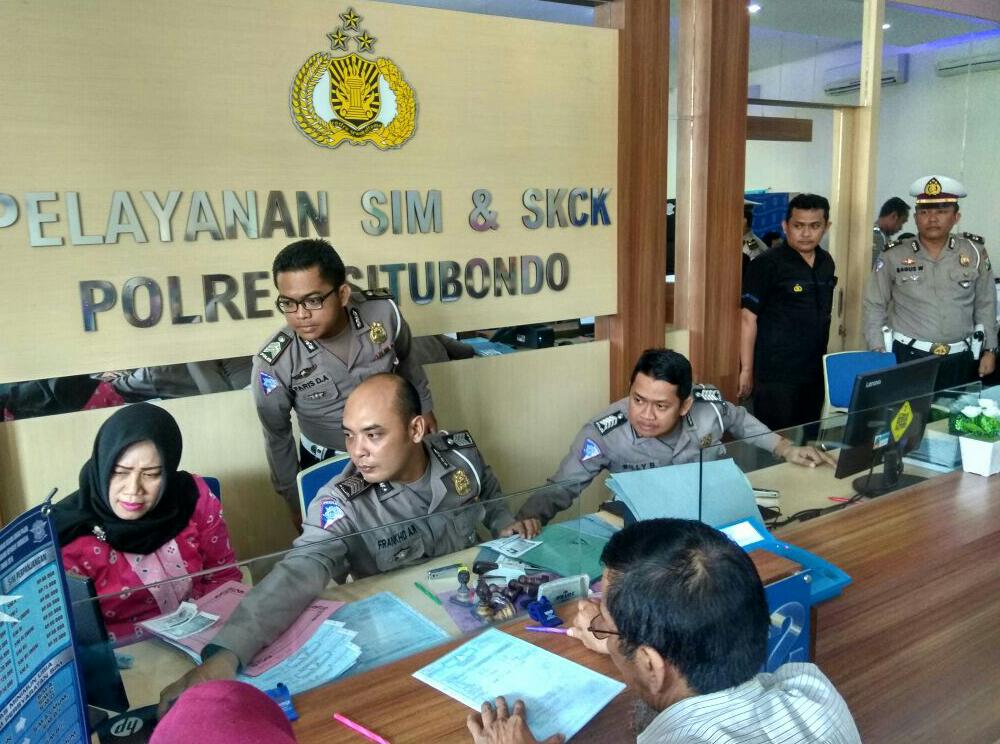 Hari Pertama Kerja, Ratusan Pemohon SIM Serbu Satpas Situbondo.