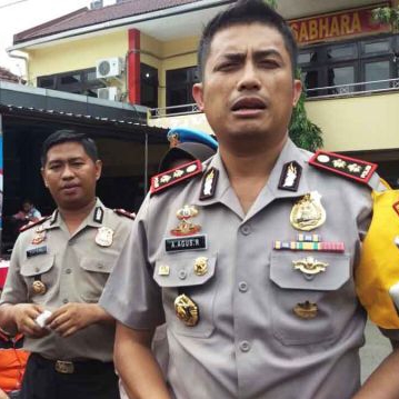 HUT Bhayangkara ke 72, Polres Pelabuhan Tanjung Perak Ajak Masyarakat Nobar Piala Dunia Berhadiah Kaos Persebaya.