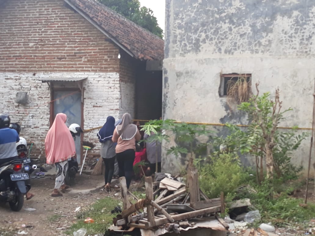 Warga Nekat Terobos Police Line, di Area Ledakan Bangil.