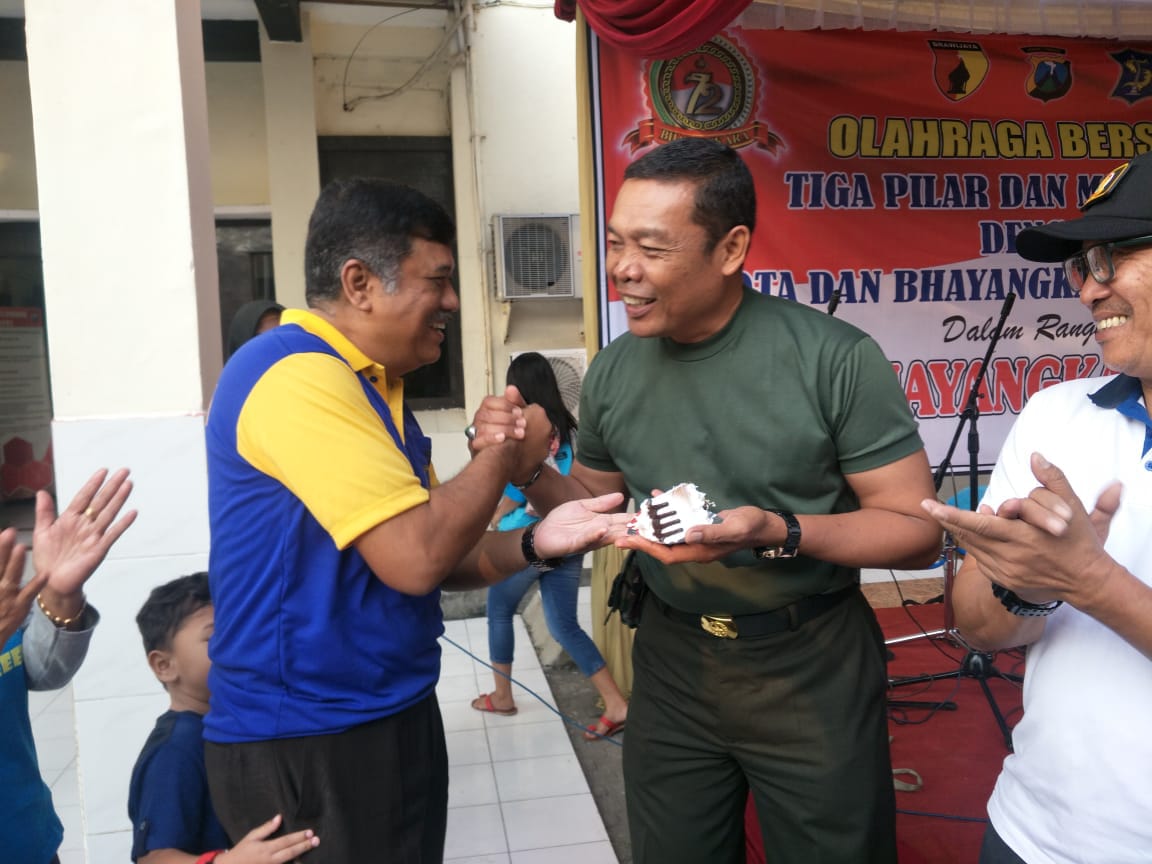 Dalam Rangka HUT Bhayangkara ke 72, Polsek Sawahan Olah Raga Bersama 3 Pilar.