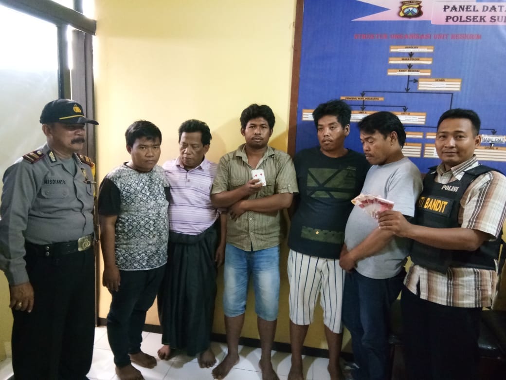 5 Penjudi Remi Diwarkop Bolodewo, di Sergap Polsek Sukomanunggal