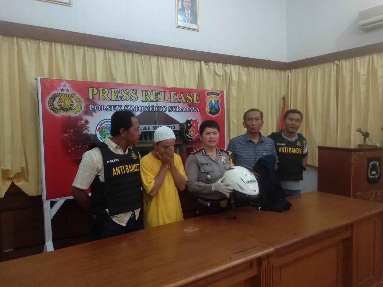 Apes, Pencuri Helm Ini Ditangkap Saat Bayar Parkir.