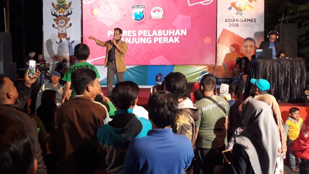 Ribuan Warga Nobar Piala Dunia, Bersama Kapolres Pelabuhan Tanjung Perak