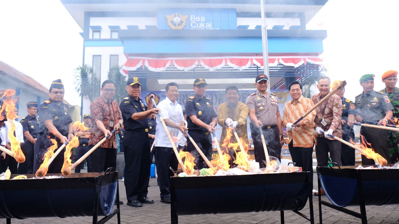 Ditjend Bea Cukai Musnahkan Miras dan Rokok Ilegal.