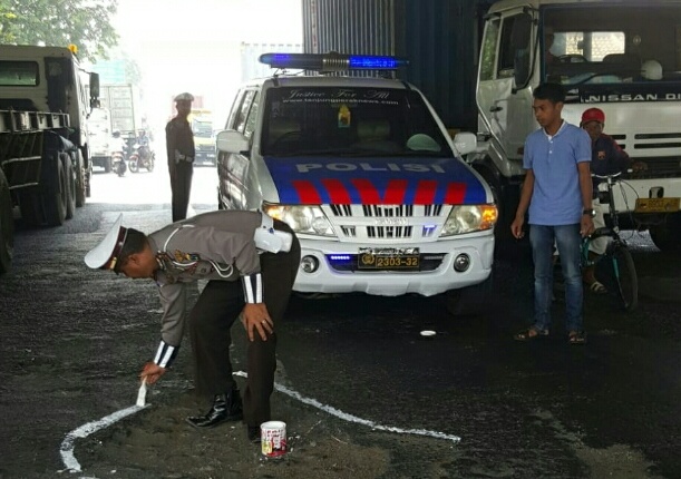 Peduli Keselamatan, Kapolsek Krembangan Tandai Jalan Berlubang.