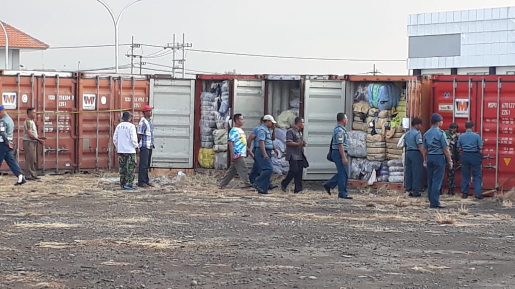 Lantamal V Amankan Kapal Pembawa 23 Kontener Pakaian Bekas.