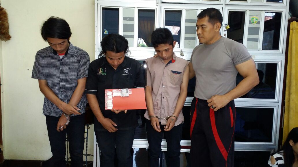 3 Pengedar dan Pengguna Narkoba Bendul Merisi, Ditangkap Polisi.