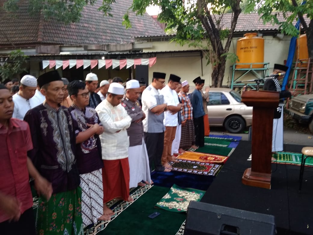 Polsek Tegalsari Sembelih Hewan Korban, 1 Ekor Sapi dan 12 Ekor Kambing Buat Warga Sekitar.