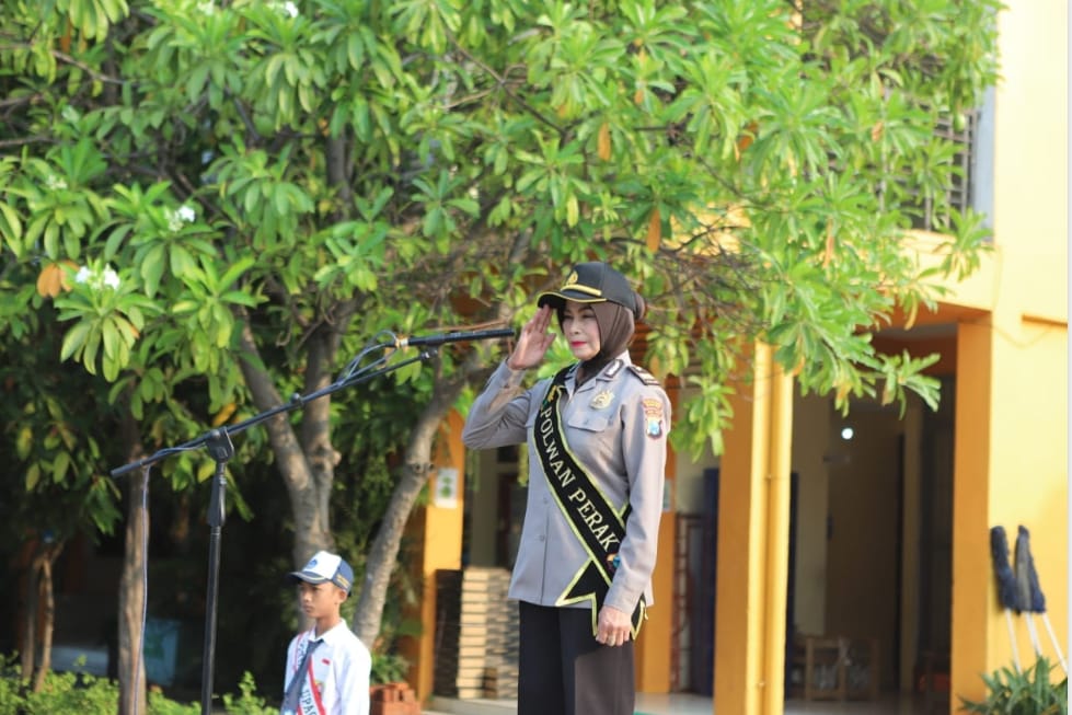 HUT Polwan ke 70, AKP Sugiati Jadi Irup di SMPN 11. 