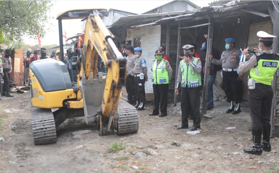 Kabag. Ops Polres Tanjung Perak, Kawal Penertiban Bangli di Margomulyo.