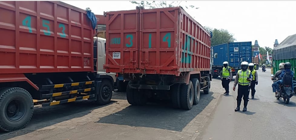 Satlantas Tanjung Perak, Tertibkan Parkir Liar di Jl. Jakarta.