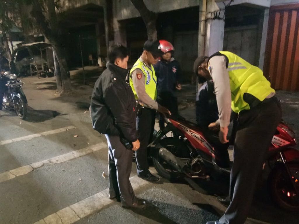 Antisipasi Kejahatan Jalanan, Polsek Simokerto Sekat Jl. Kapasan.