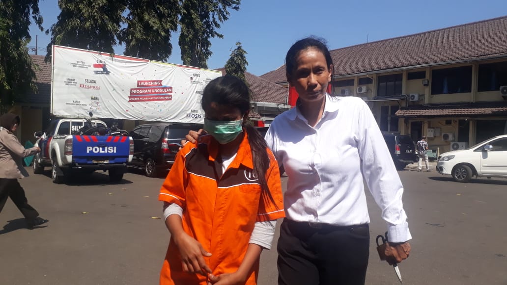 Wanita Muda Pengedar Pil Koplo Ini, Digrebek Saat Pesta Sabu Sama Pacarnya.