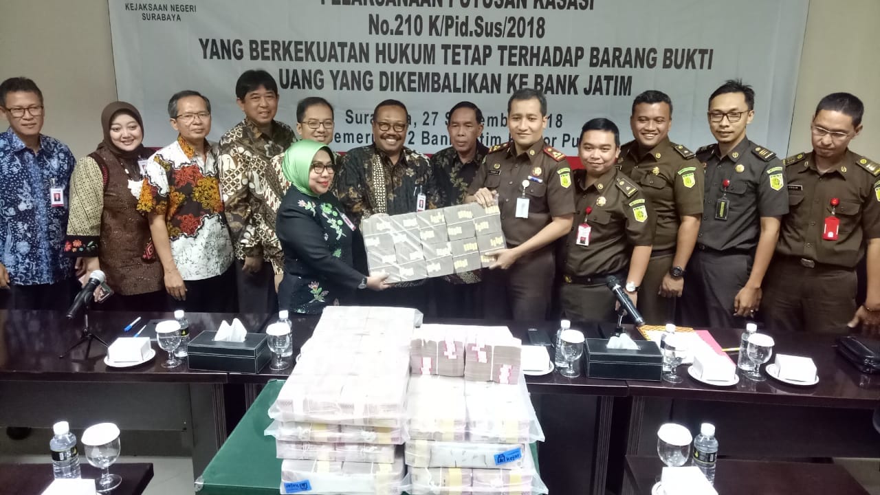 Kajari Surabaya Serahkan Langsung 8,5 M, Uang Kerugian Negara Pada Bank Jatim.