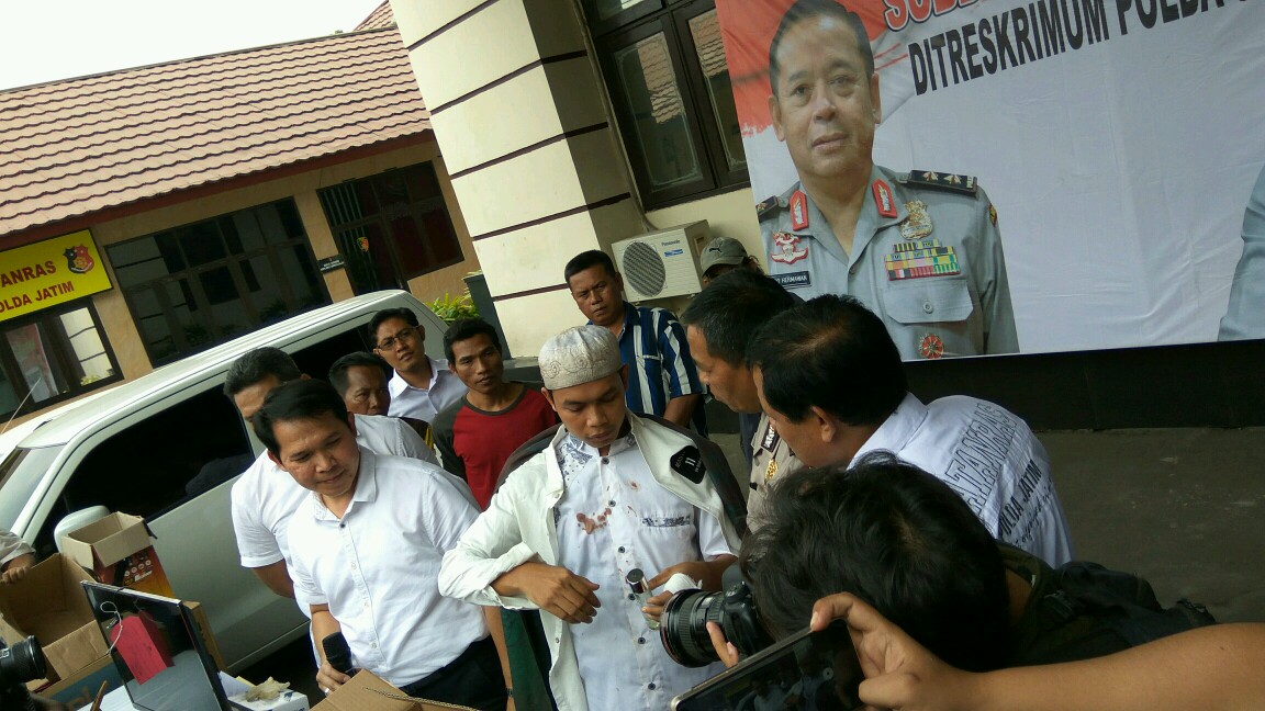 Tipu 4 Orang Dengan Modus Penggandaan Uang, Gus Akbar Digelandang Jatanras Polda Jatim.