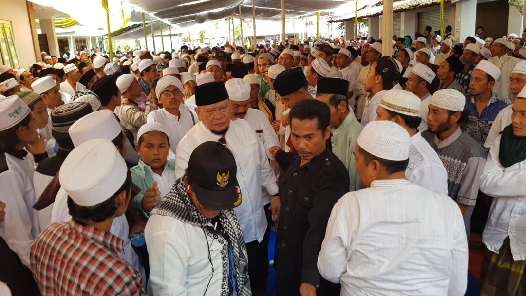 Ribuan Jamaah Sambut La Nyalla, Saat Hadiri Haul Habib Husien Bani Kulon Probolinggo.