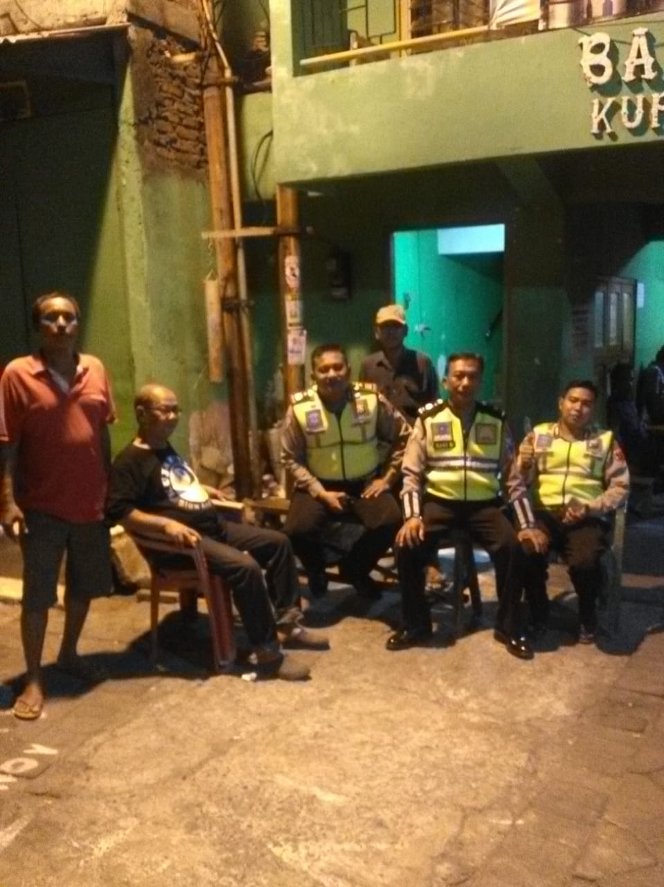 Patroli Dialogis Kanit Lantas Sawahan, Bersama Pengurus RW 03 dan Warga.