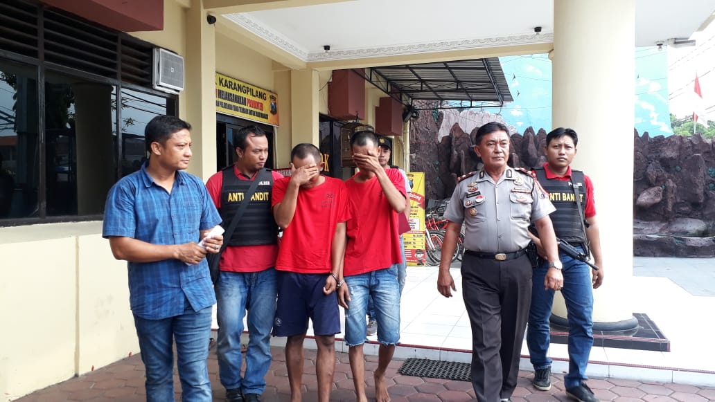 Reskrim Karangpilang, Bekuk Dua Pengedar Uang Palsu.