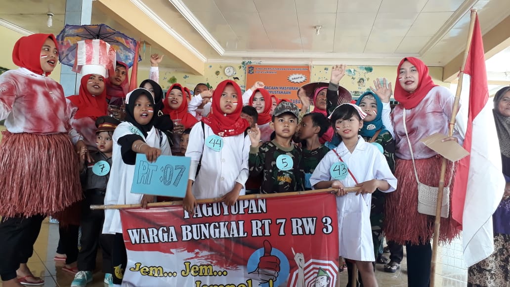 Berkostum Merah Putih Warga RT 7 Bungkal Ikuti Karnaval, Peringatan Hari Pahlawan.