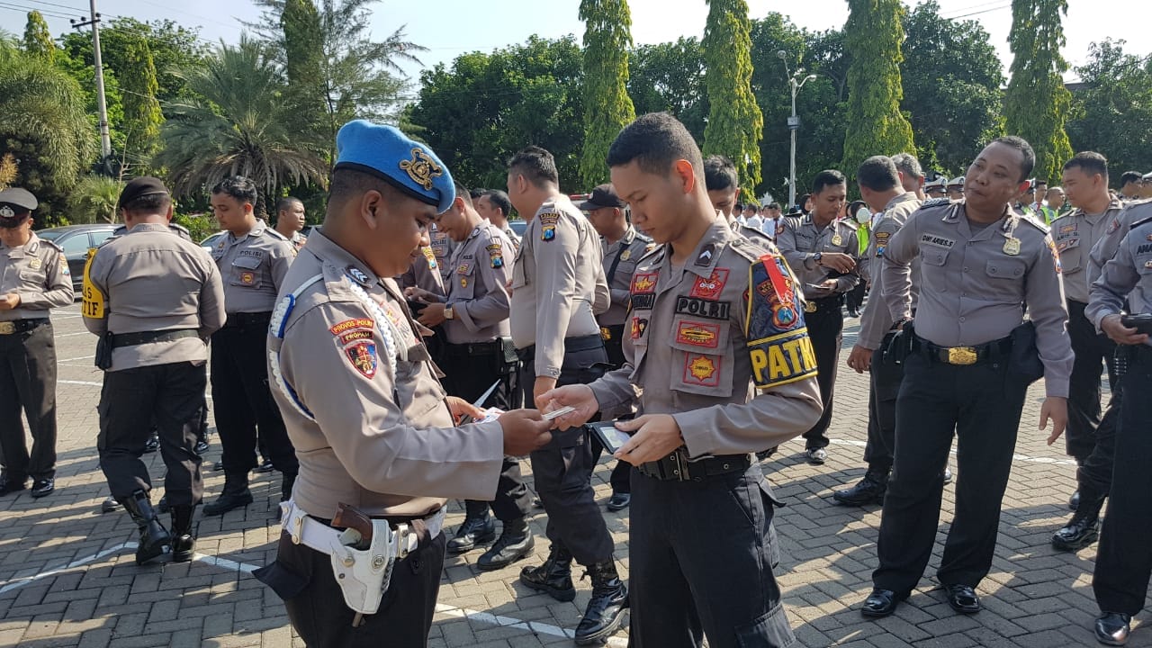 Tegakkan Disiplin, Propam Polres Situbondo Periksa Kelengkapan dan Sikap Anggota.