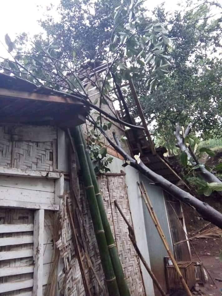 Angin Kencang dan Badai Es, Luluh Lantakkan Ratusan Rumah di Situbondo.