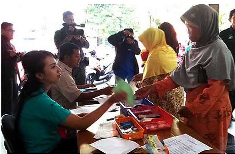 Penerima PKH di Desa Ambulu Dapat Stiker Caleg, Bawaslu Harus Turun Tangan.