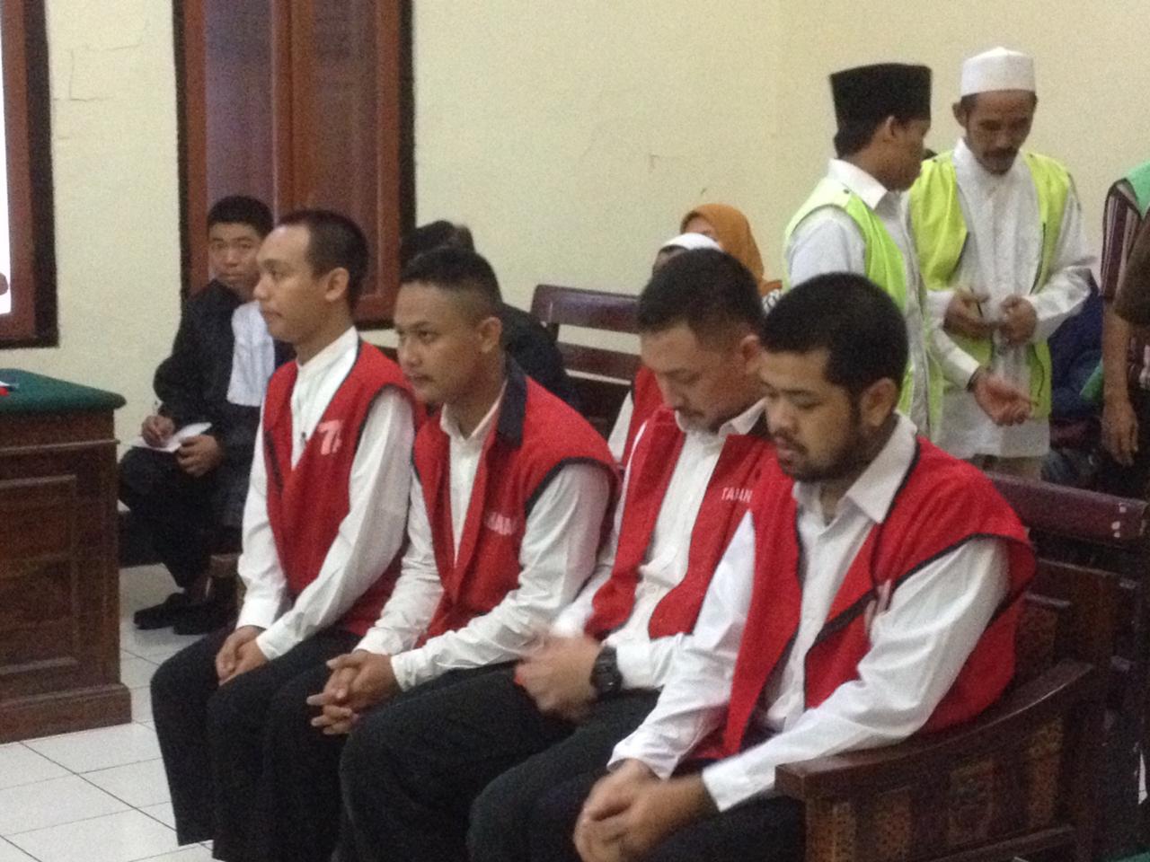 Pesta Rokok Gorila di Cafe, 4 Mahasiswa Duduk di Kursi Terdakwa PN. Surabaya.
