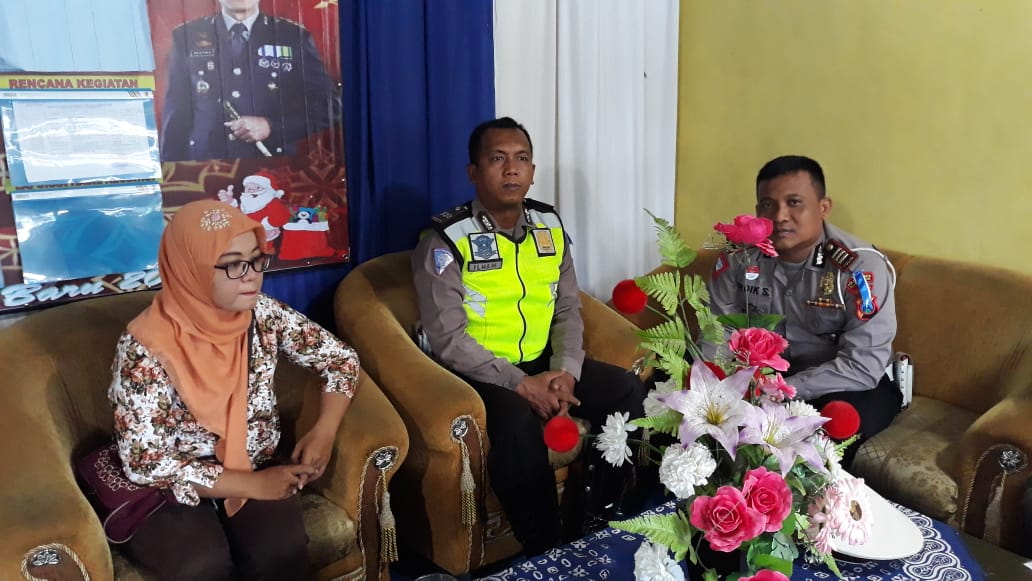 Kanit Lantas Polsek Tandes, Beri Pengertian Warga Yang Mengunjugi Pospam Karang Poh.