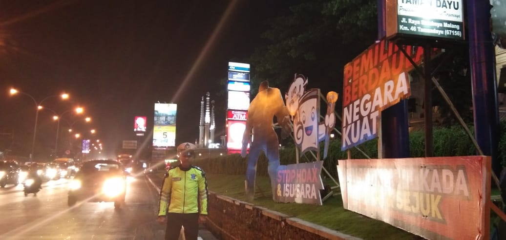 Polres Pasuruan Pasang Baner Pilpres dan Pileg 2019, Di Pos Pam Pandaan.