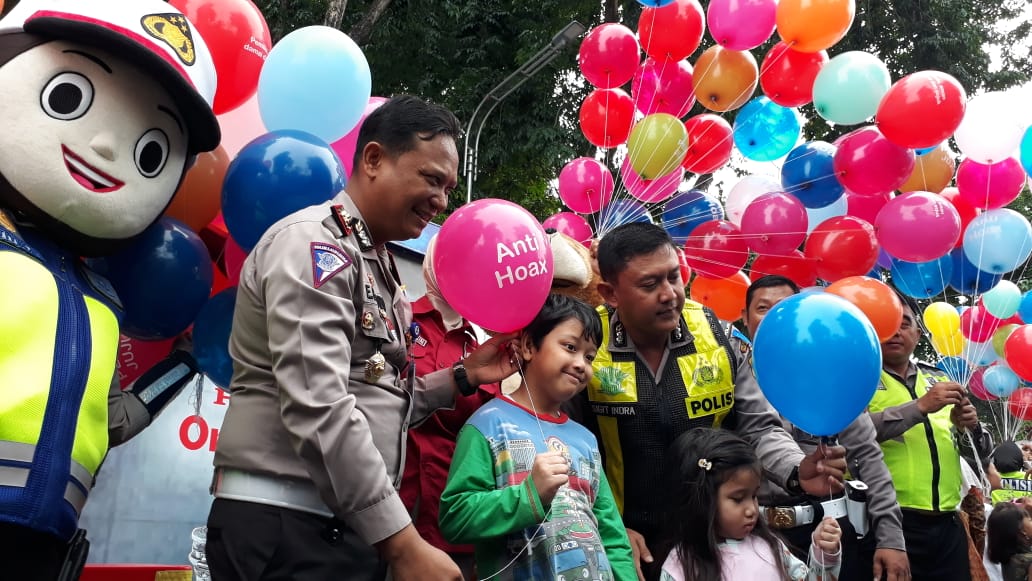 Bagikan Seribu Balon, Kasat Lantas Surabaya Kampanyekan Pemilu Damai.