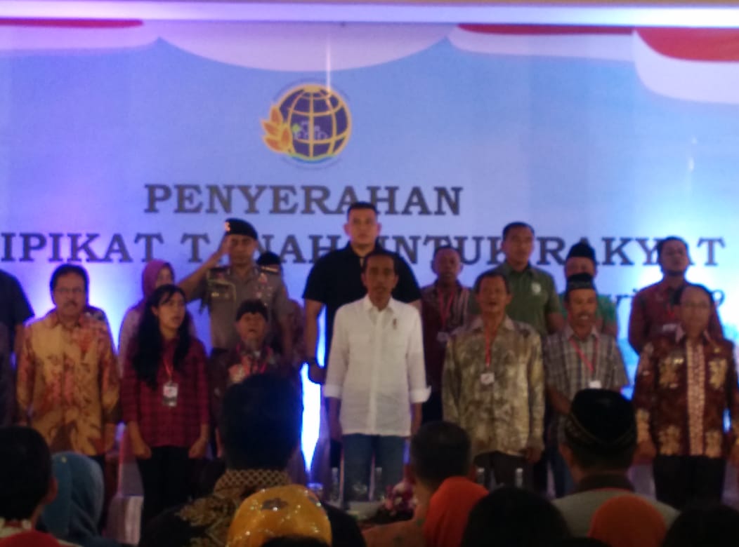 Jokowi Bagikan 2500 Sertivikat Tanah Warga di Blitar.